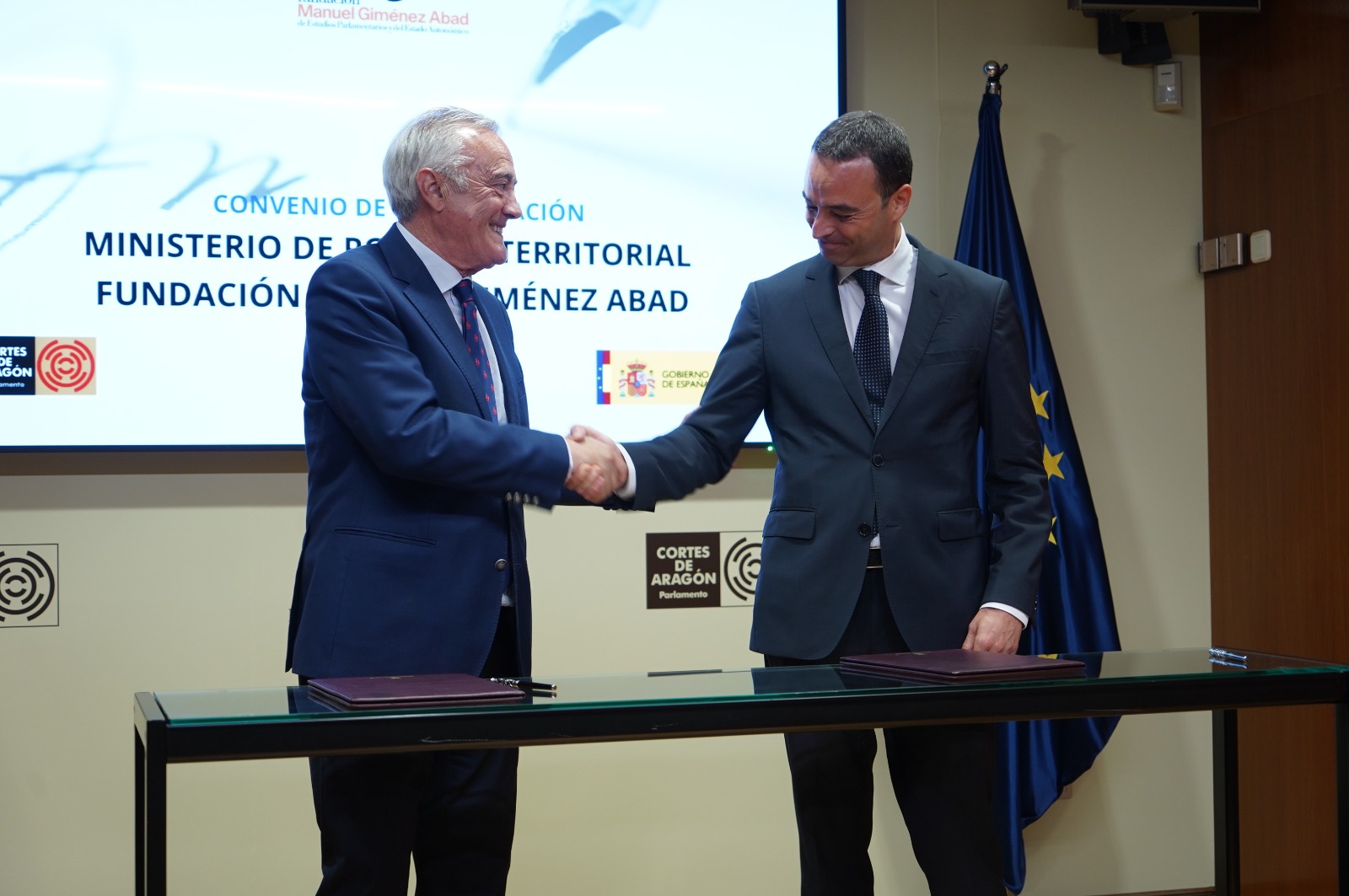Alfredo González firma el convenio con la Fundación Giménez Abad “para que siga fortaleciendo con su labor nuestra democracia y el Estado autonómico”