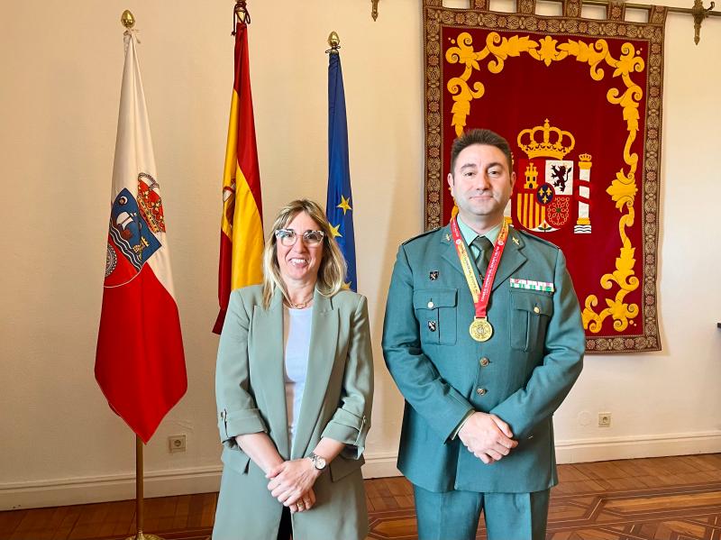 Gómez de Diego felicita al sargento Moreno por su victoria en el Campeonato Nacional Militar de Recorridos de Tiro
